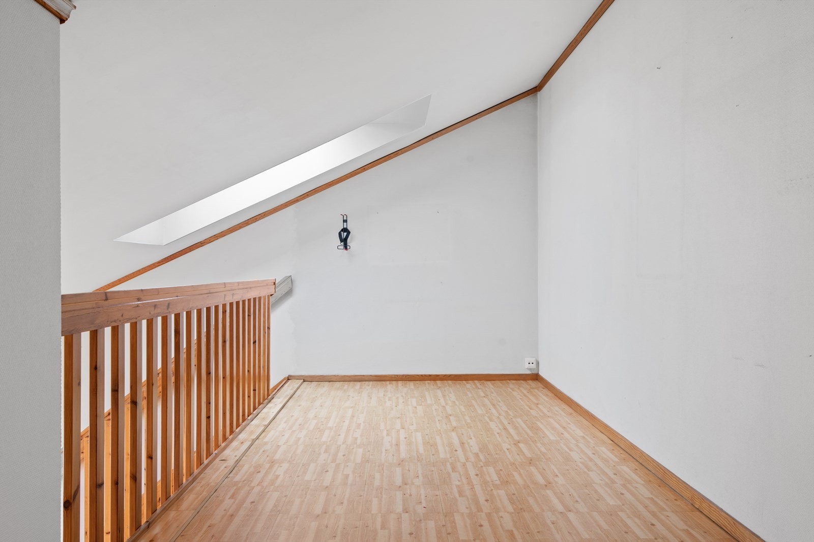 Hemsen er romslig og med god takhøyde. Stort takvindu for ekstra lysinnslipp. Galleribilde