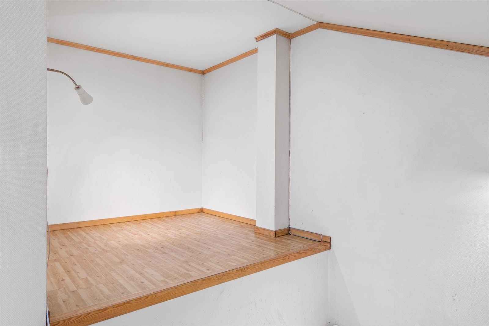 I tillegg er det en liten ekstra hems innerst på 3,9 m². Denne plassen egner seg godt til for eksempel ekstra lagringsplass eller et lekeområde? Galleribilde