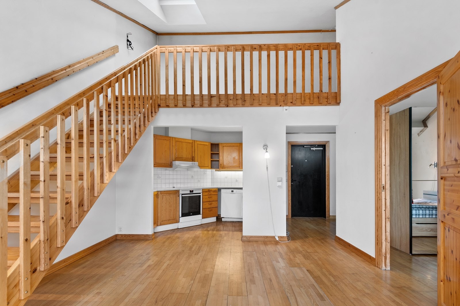 Delvis åpen løsning med kjøkkenet. Galleribilde