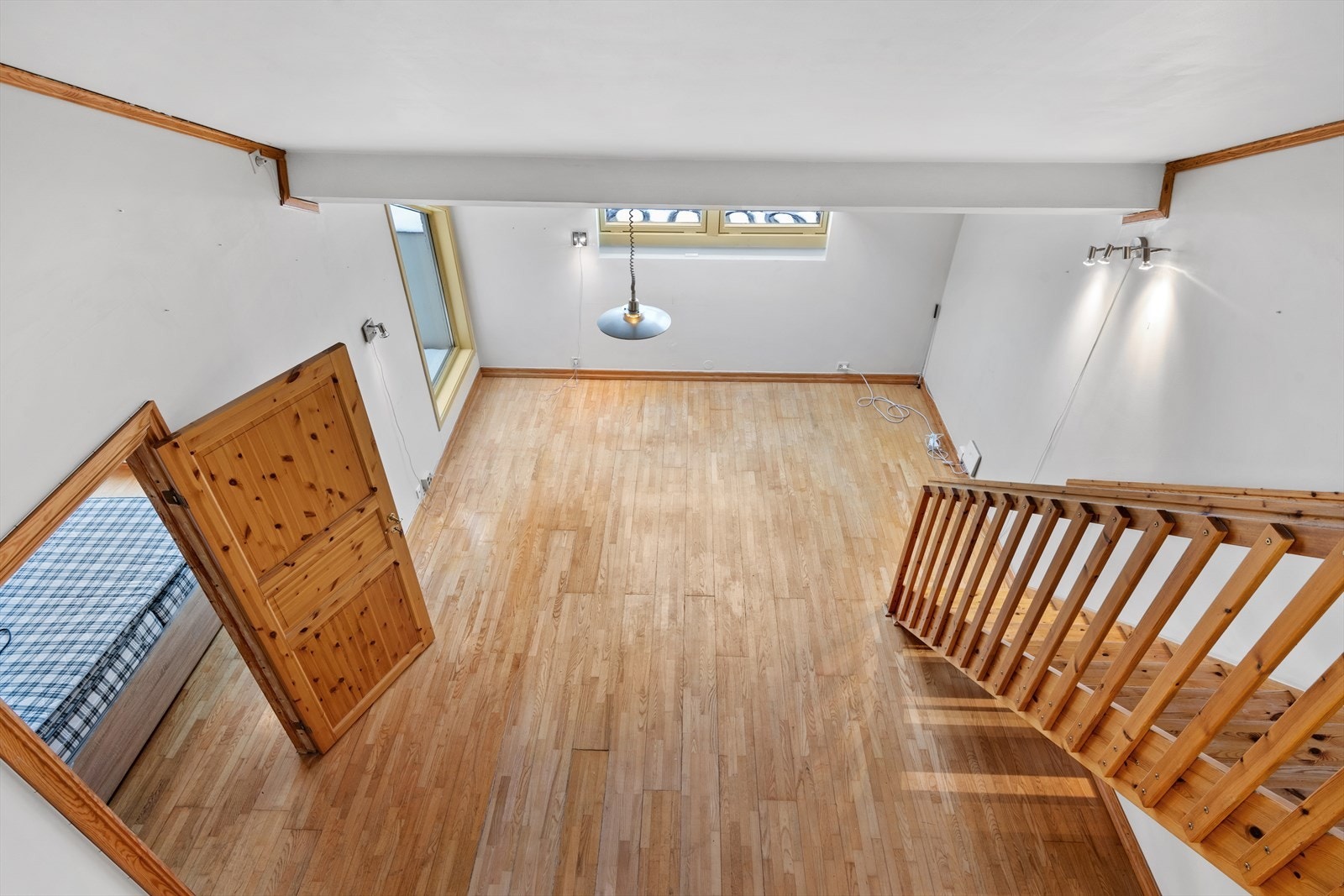 Sammen med den gode takhøyde, vindusflatene og en unik hems, har man mye plass og muligheter for å innrede slik man ønsker. Galleribilde