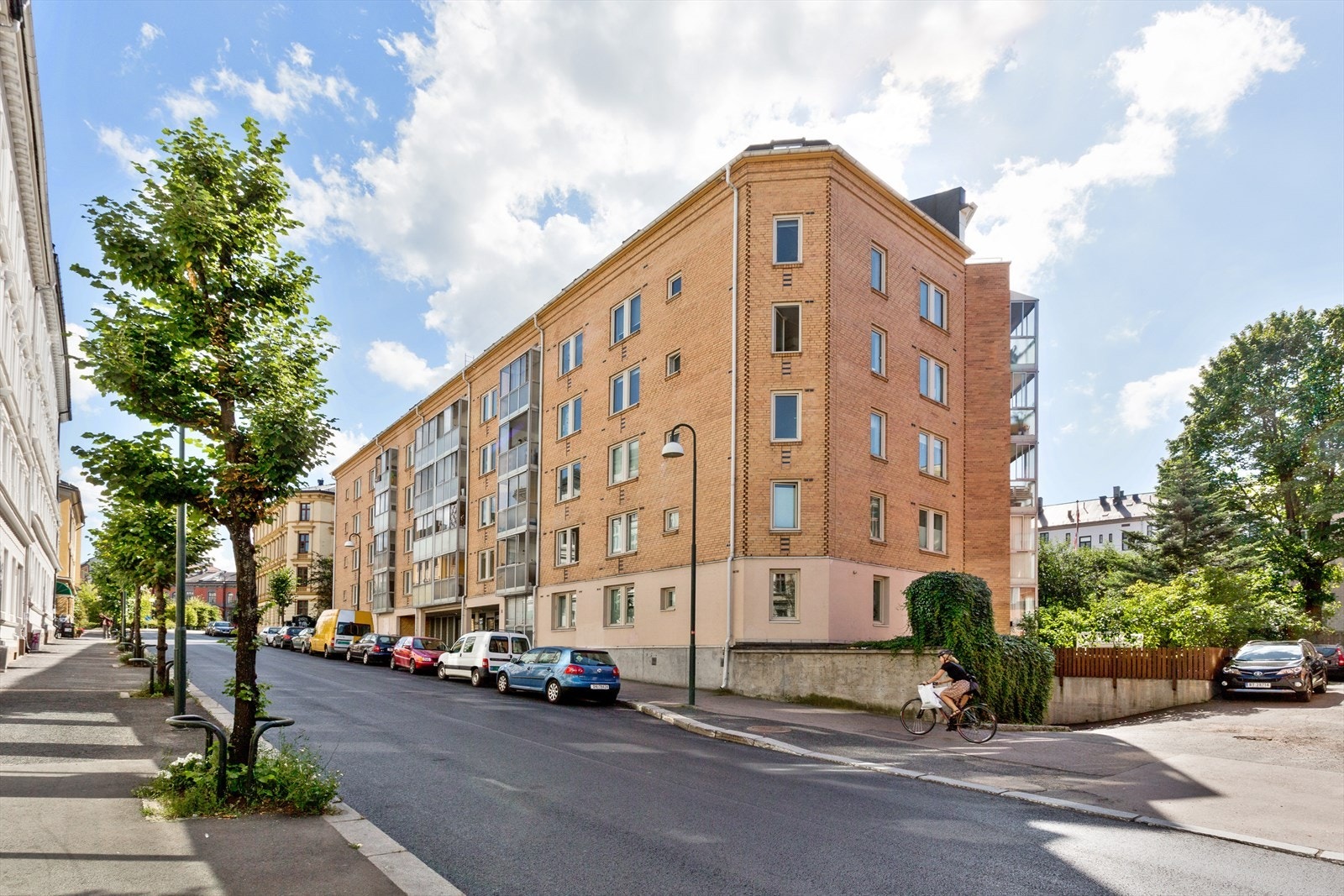 Bygården er fra 1991, og ligger sentralt til i Gamlebyen med kort vei til offentlig kommunikasjon som buss og trikk. Galleribilde