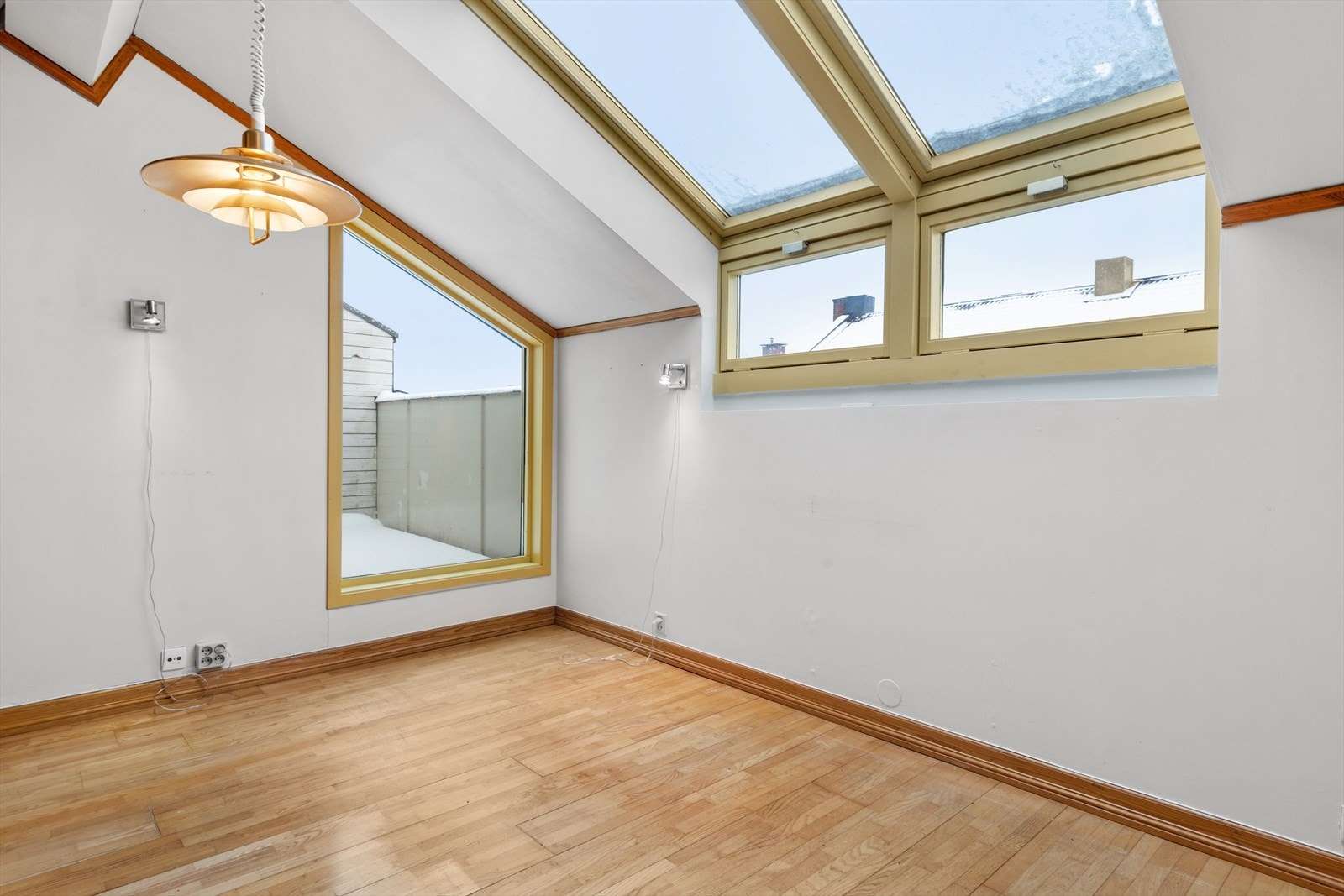 Du legger umiddelbart merke til takvinduene som gir en god romfølelse og slipper mye lys inn i leiligheten. Galleribilde