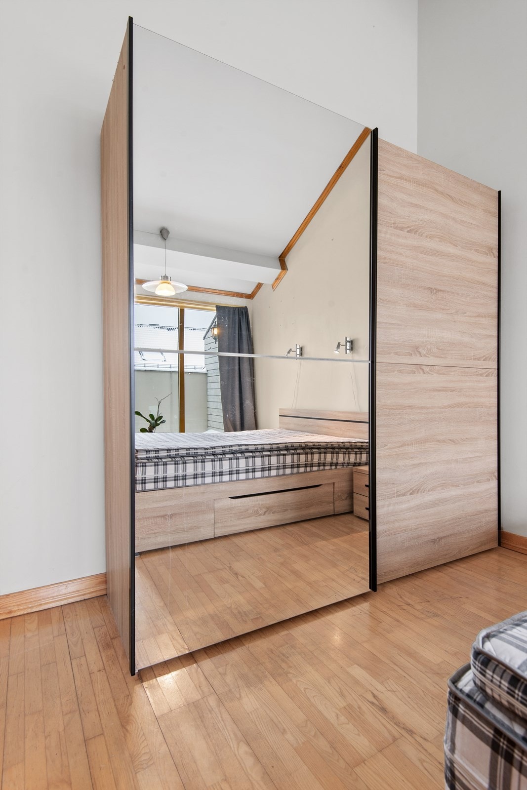 Praktisk og romslig skyvedørsgarderobe for oppbevaring. Galleribilde