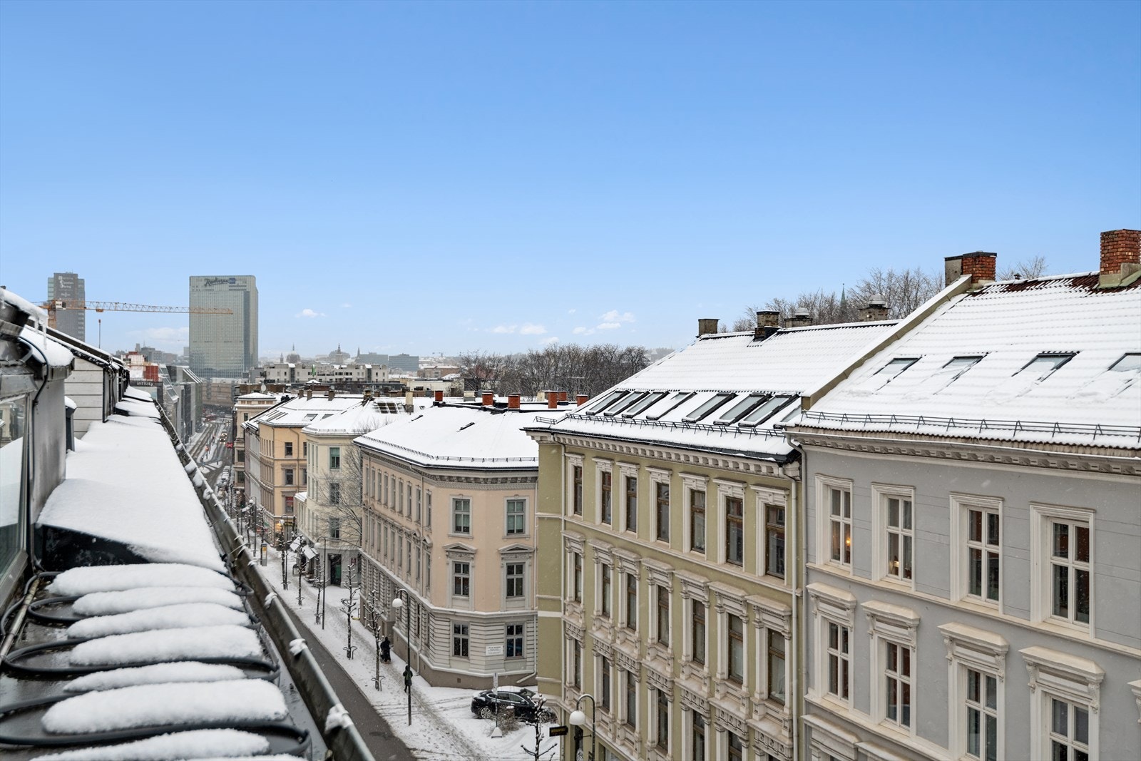 Hyggelig utsyn fra balkongen. Leiligheten har en sentral og attraktiv beliggenhet i Gamlebyen. Dette er et populært og etterspurt boligområde med gangavstand til sentrum. Galleribilde