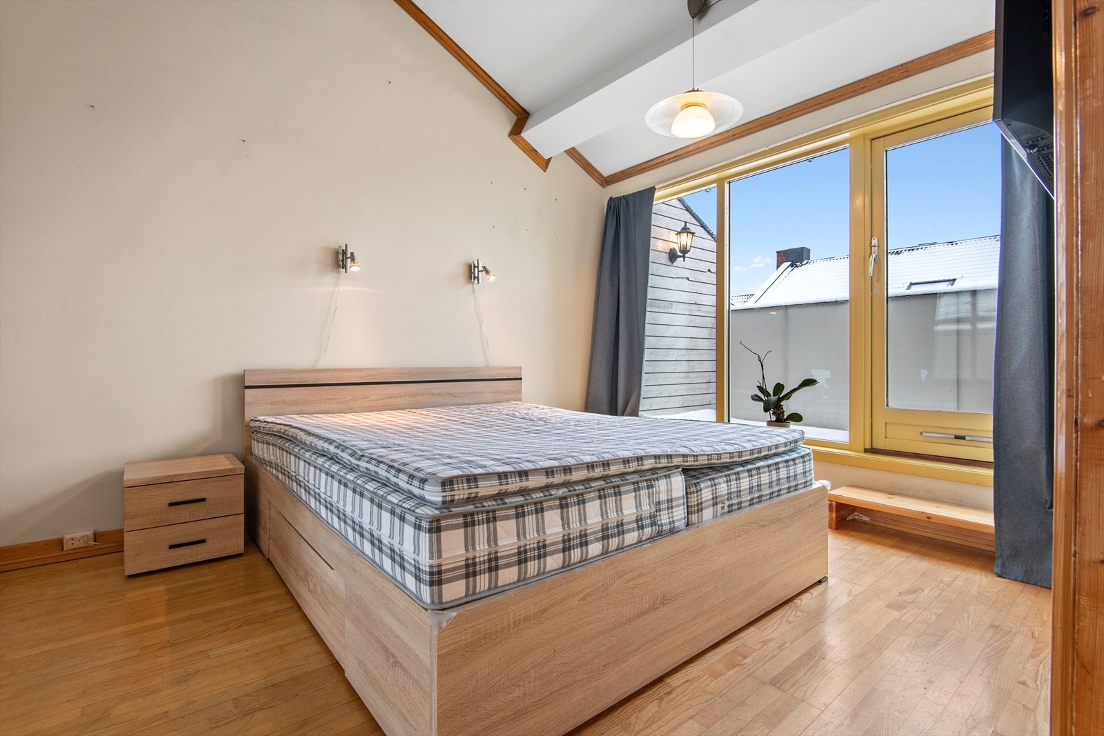 Videre har leiligheten tilgang til et soverom. Hovedsoverommet har god plass til dobbeltseng og nattbord. Galleribilde