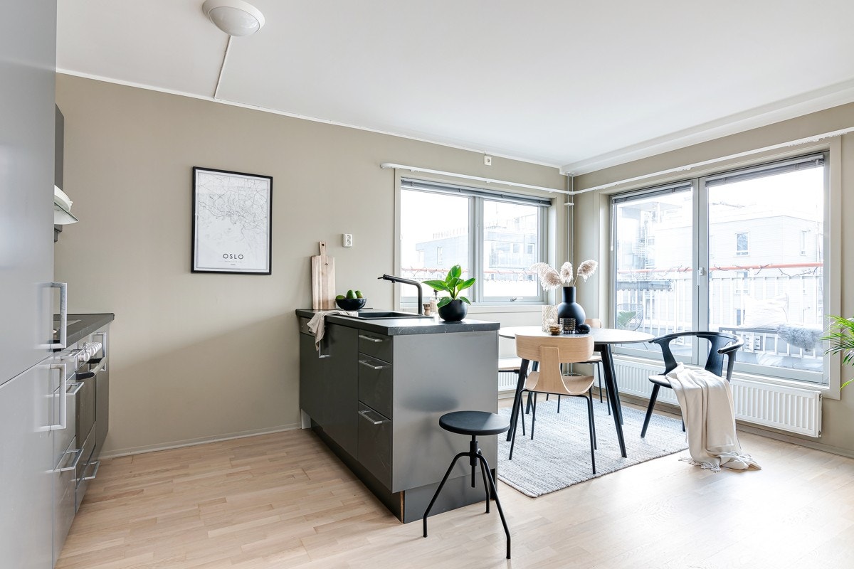 Den åpne planløsningen i kombinasjon med store vindusflater i tre himmelretninger sørger for en luftig atmosfære og rikelig med dagslys. Galleribilde