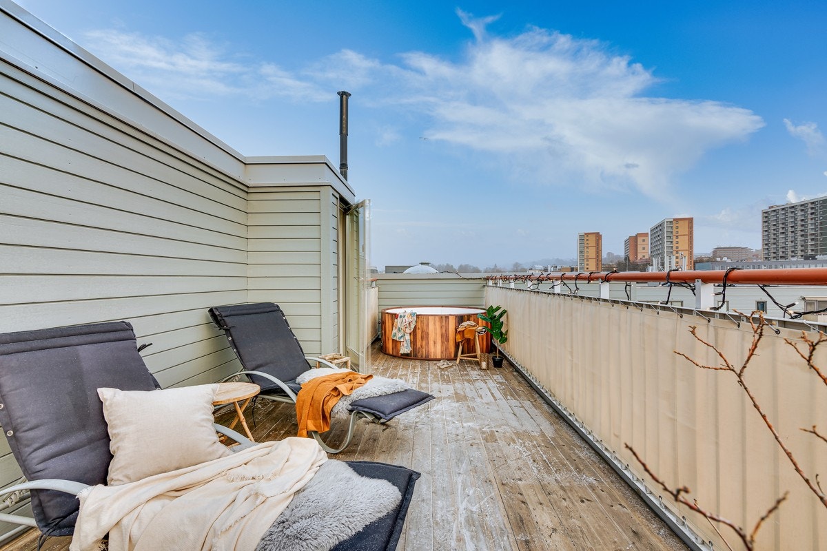 På toppen er det en stor og privat takterrasse med 360 graders panoramautsikt. Galleribilde