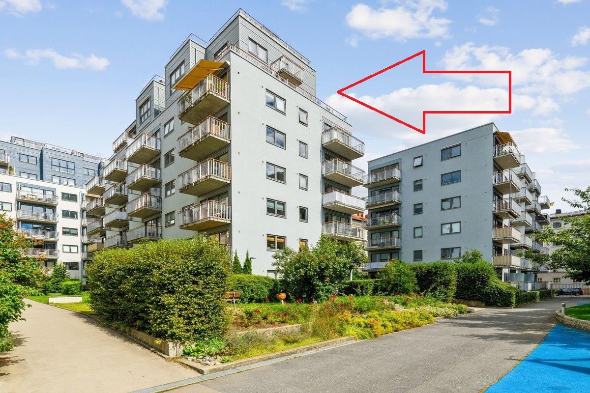 Leiligheten ligger meget fint og skjermet til i indre gårdsrom, tilbaketrukket fra vei- og biltrafikk Galleribilde