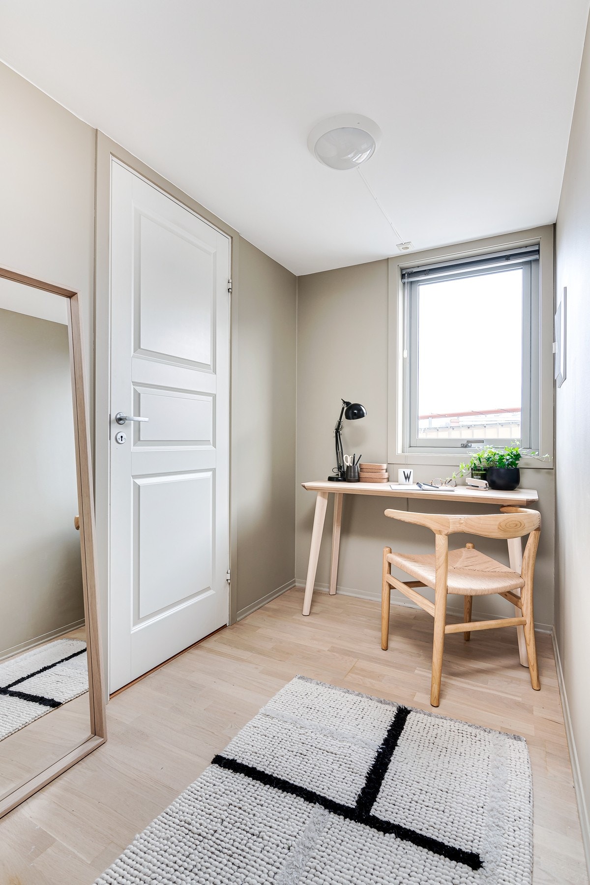 Ved entrèen, vegg i vegg med badet er det innredet hjemmekontor. Denne plassen kan brukes til å utvide eksisterende WC til et stort bad. Galleribilde