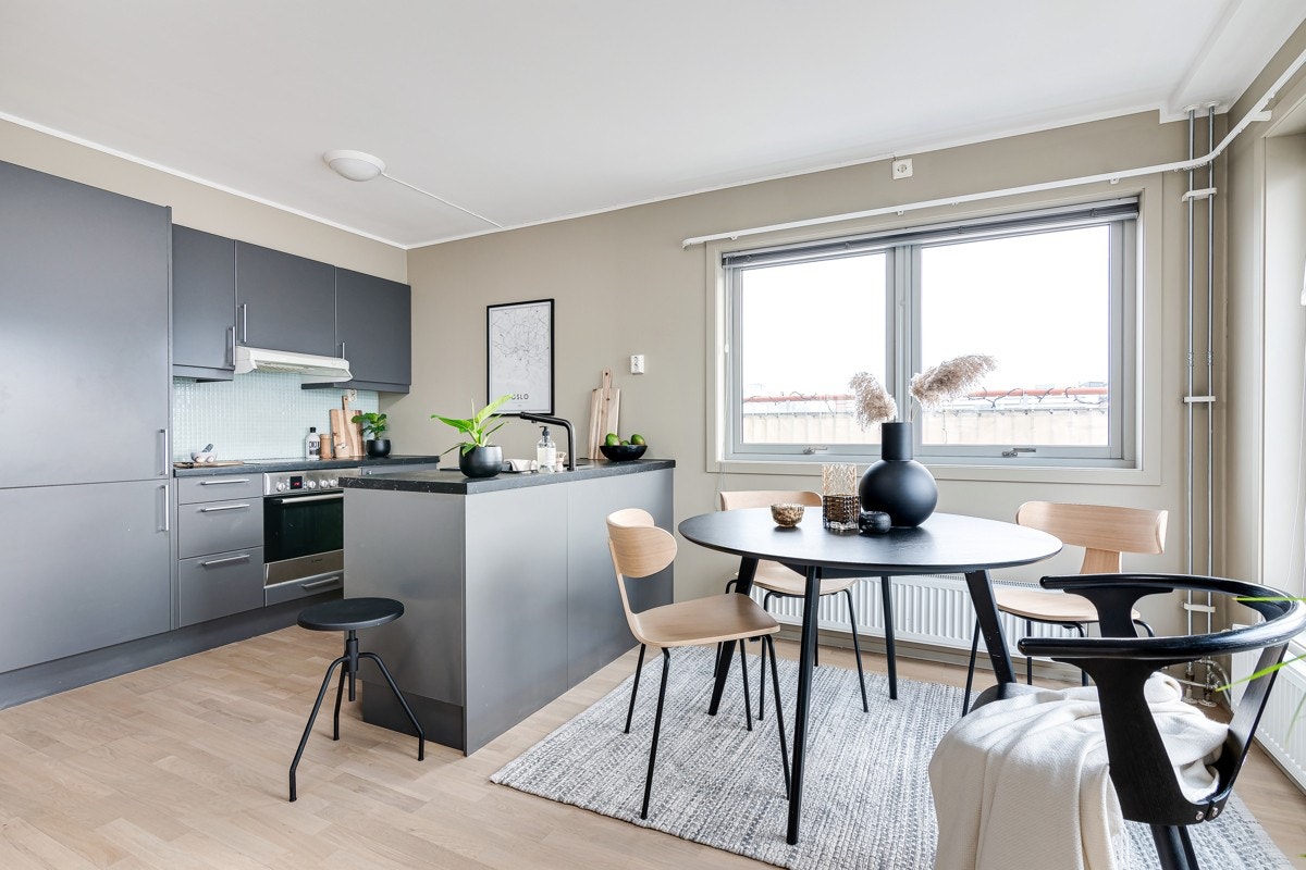 Moderne kjøkkeninnredning fra Norema med nyere benkeplate, vask og nytt blandebatteri. Galleribilde