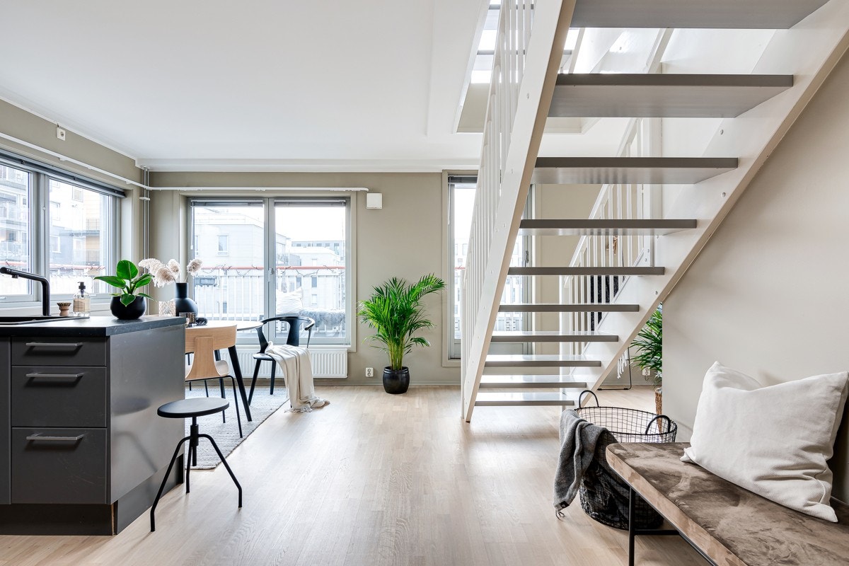 Innvendig har leiligheten en luftig atmosfære og moderne preg. Galleribilde