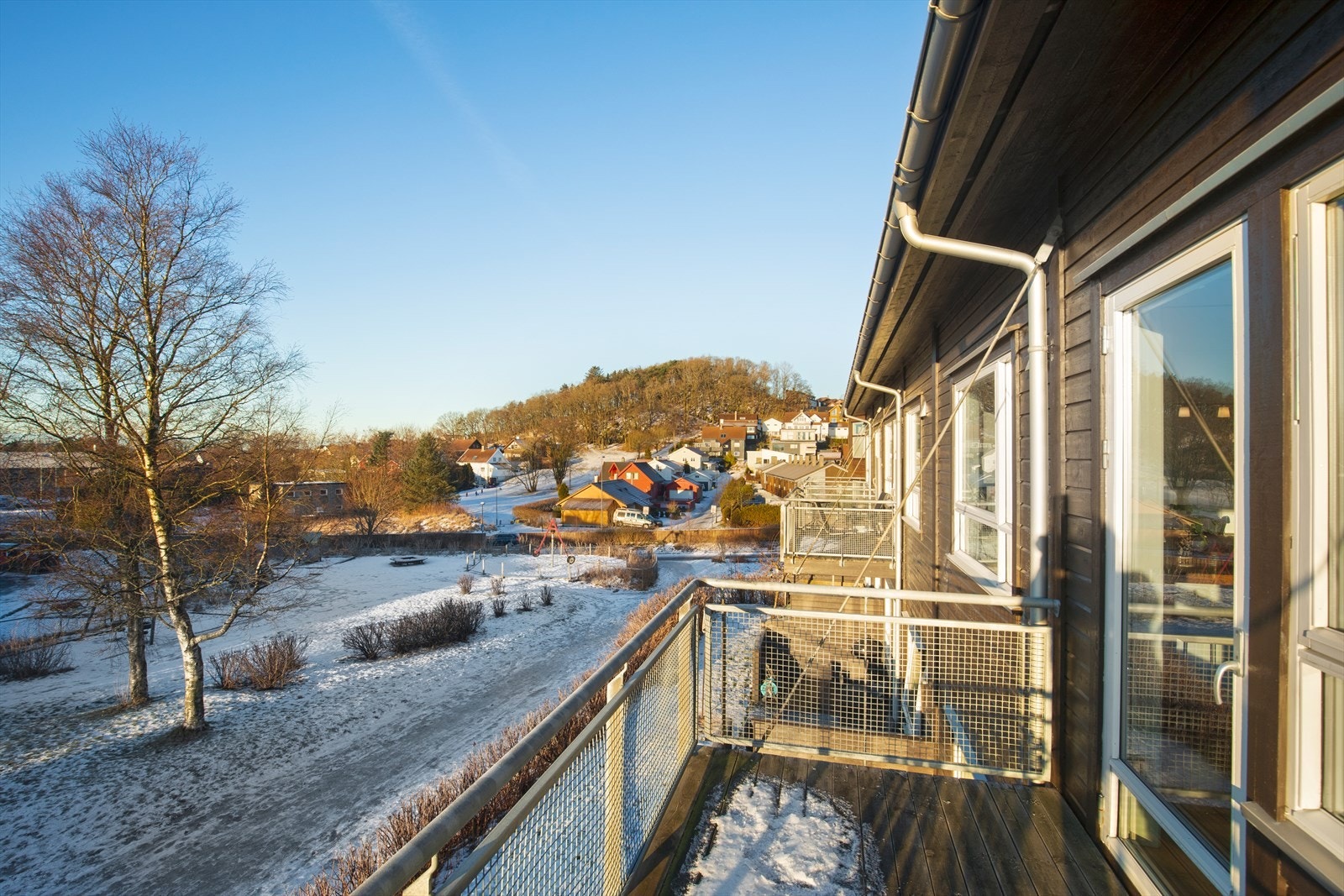 Balkongen har lite innsyn men likevel en herlig utsikt over nabolaget Galleribilde
