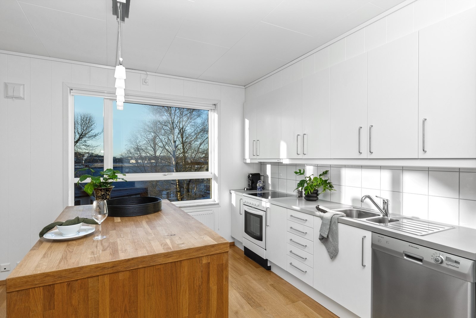 Tidløst kjøkken med god oppbevaring og benkeplass Galleribilde