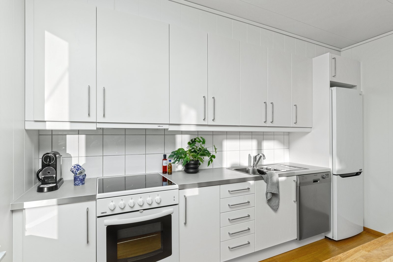 Kjøkken - fliser mellom skap og benk Galleribilde