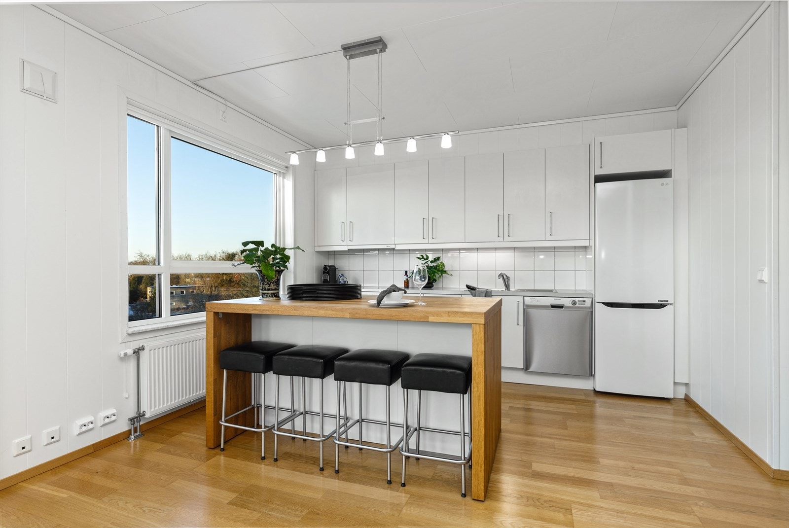 Kjøkkenet har en praktisk og lekker kjøkkenøy Galleribilde