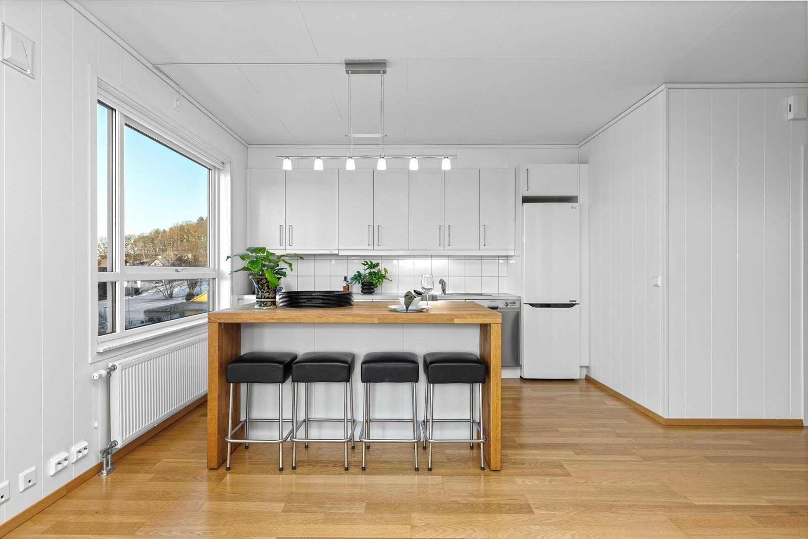 Leiligheten har en praktisk åpen løsning mellom stue og kjøkken Galleribilde