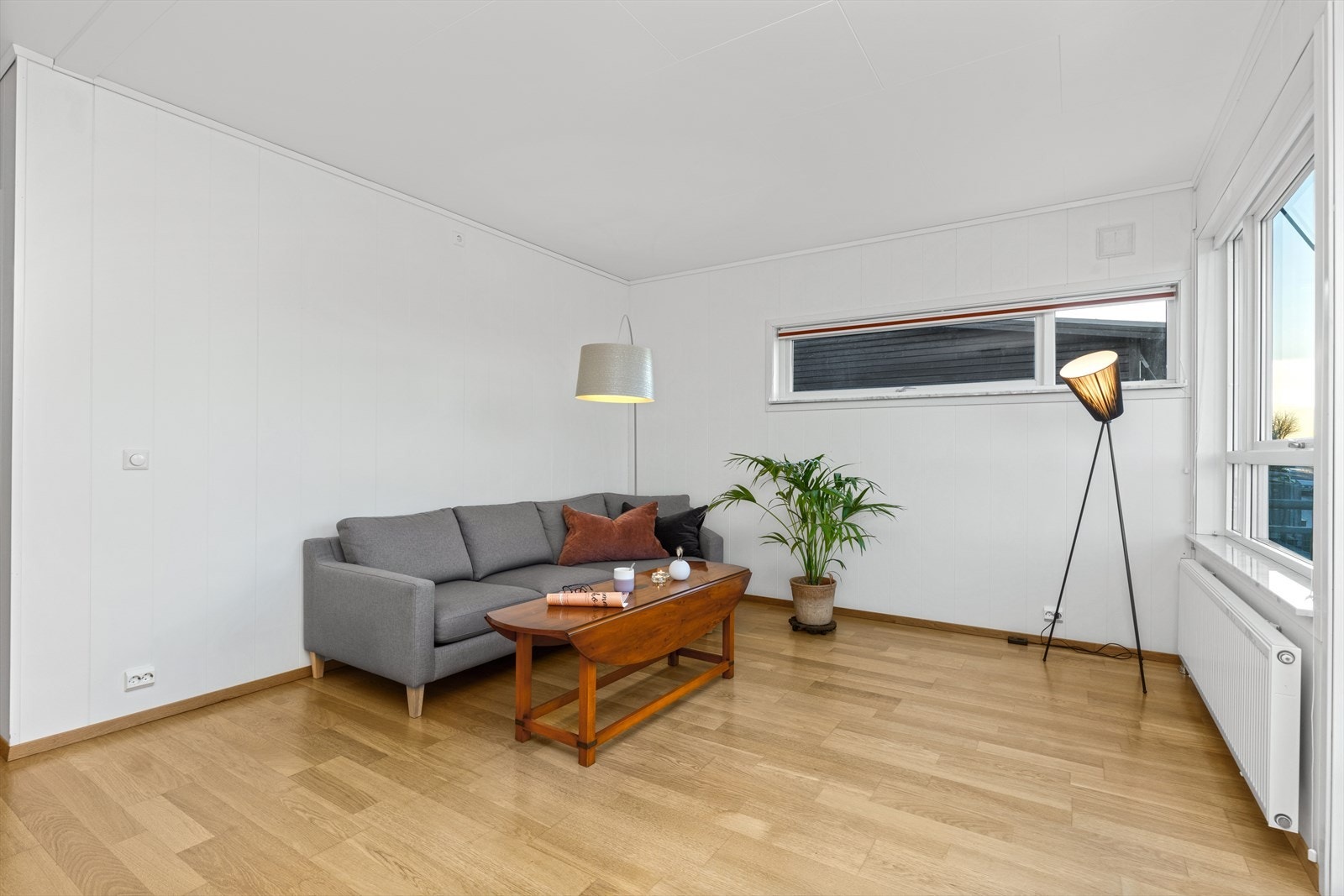 Romslig stue med god plass Galleribilde