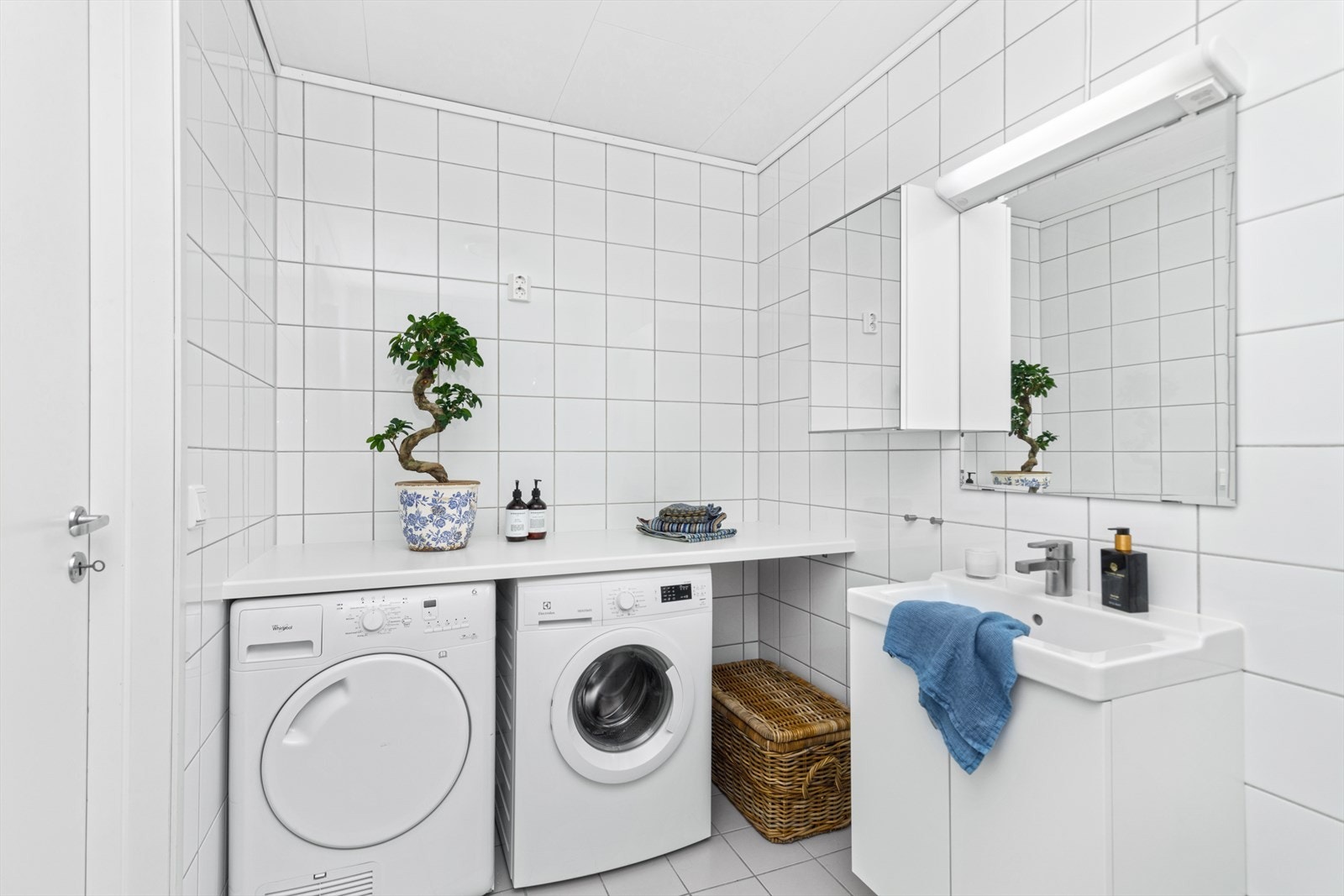 Helfliset bad med opplegg til vaskemaskin/tørketrommel Galleribilde