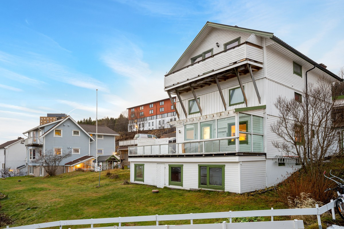 Boligen har 3 selvstendige boenheter som har hver sin inngang