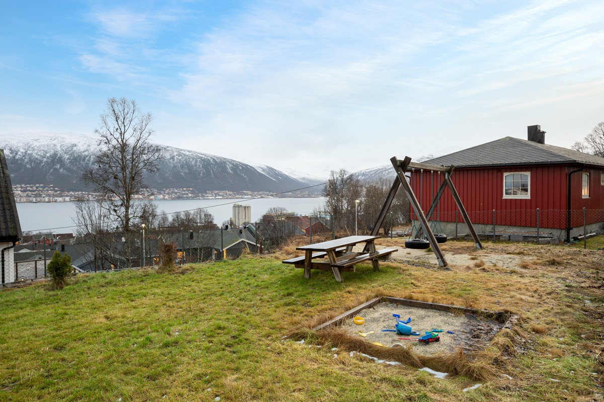 Lekeplass på nedsiden av boligen