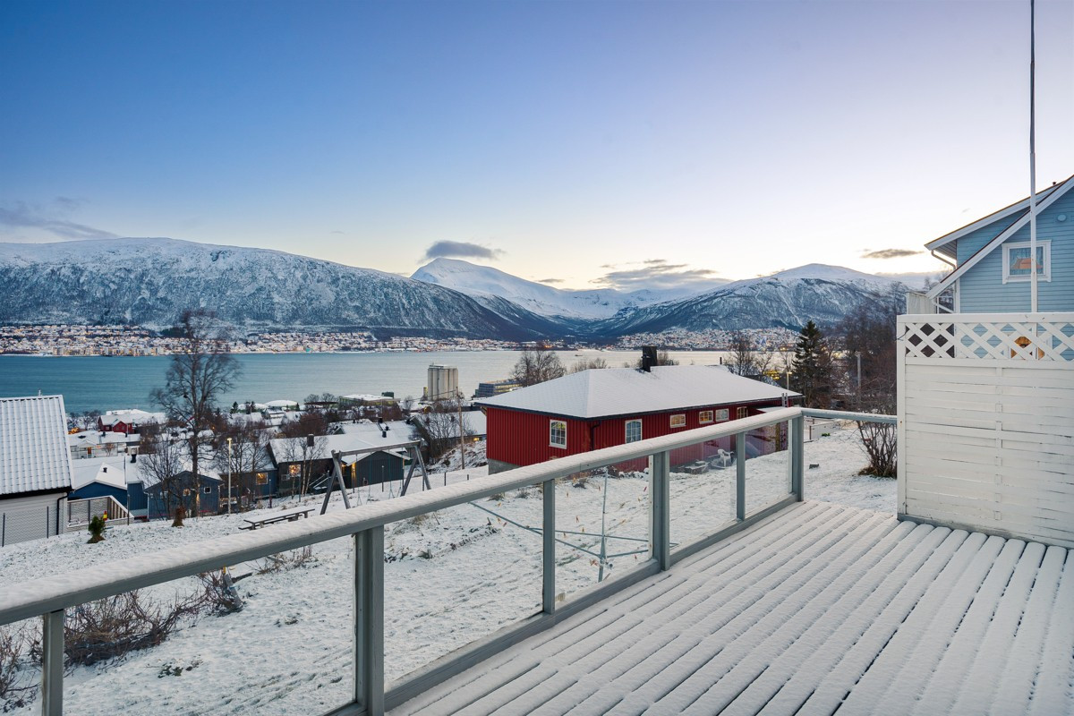 Fra terrassen i 1.etasje er det også god oversikt over lekeplassen på nedsiden av boligen