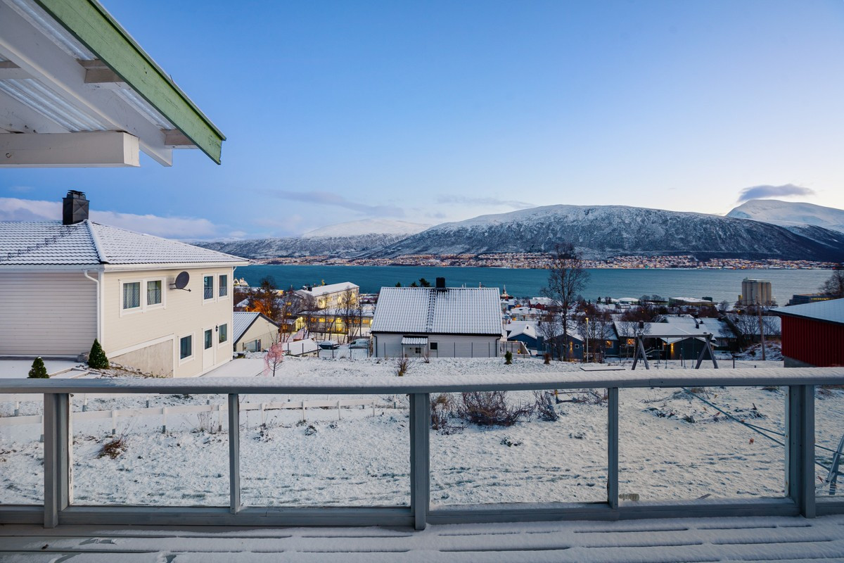 Boligen ligger sentralt på Tromsøya med fantastisk utsikt mot fastlandet