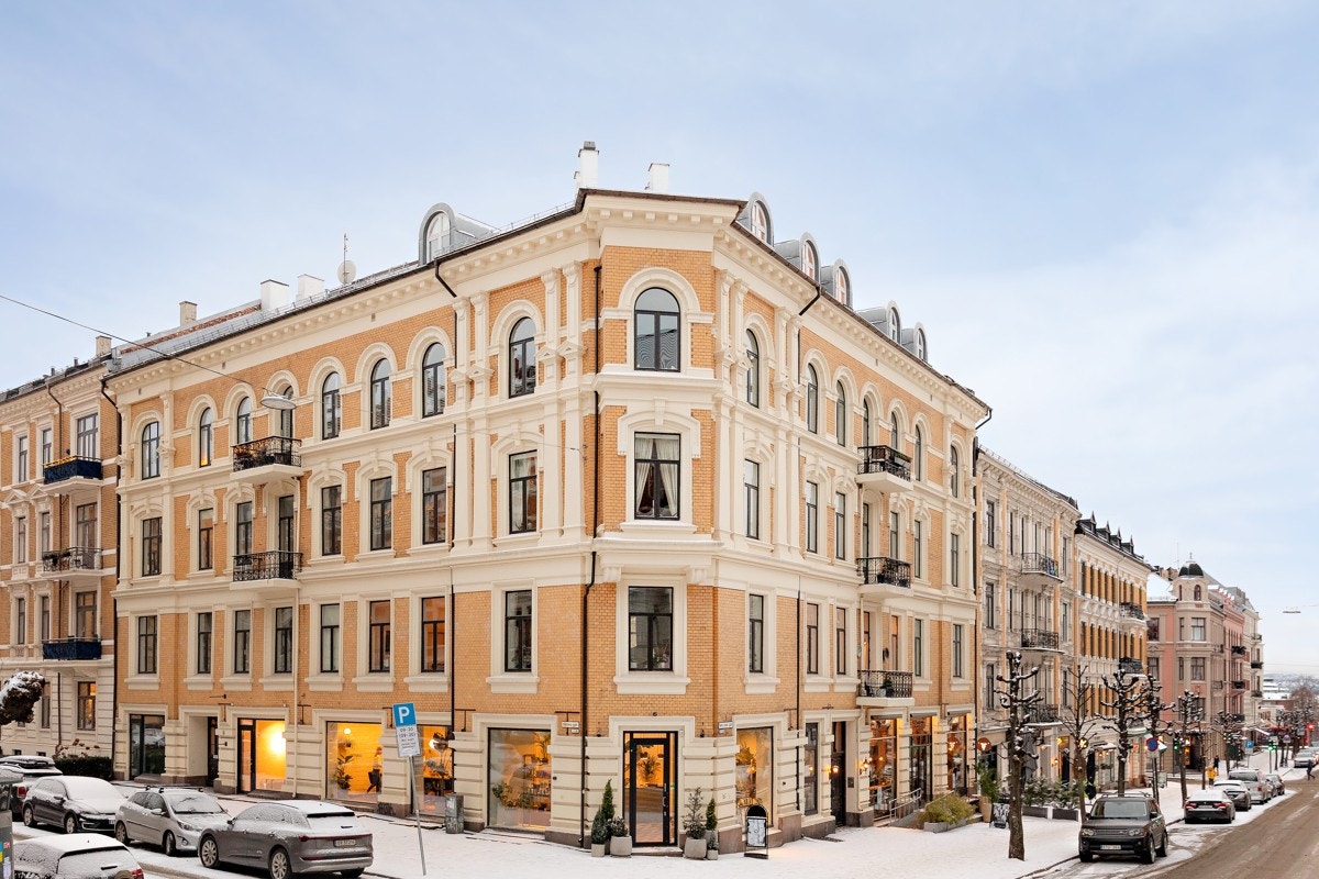 Leiligheten ligger i 4. etasje i en klassisk "Frognergård" beliggende meget sentralt til på beste Frogner med en rolig og populær beliggenhet. Galleribilde