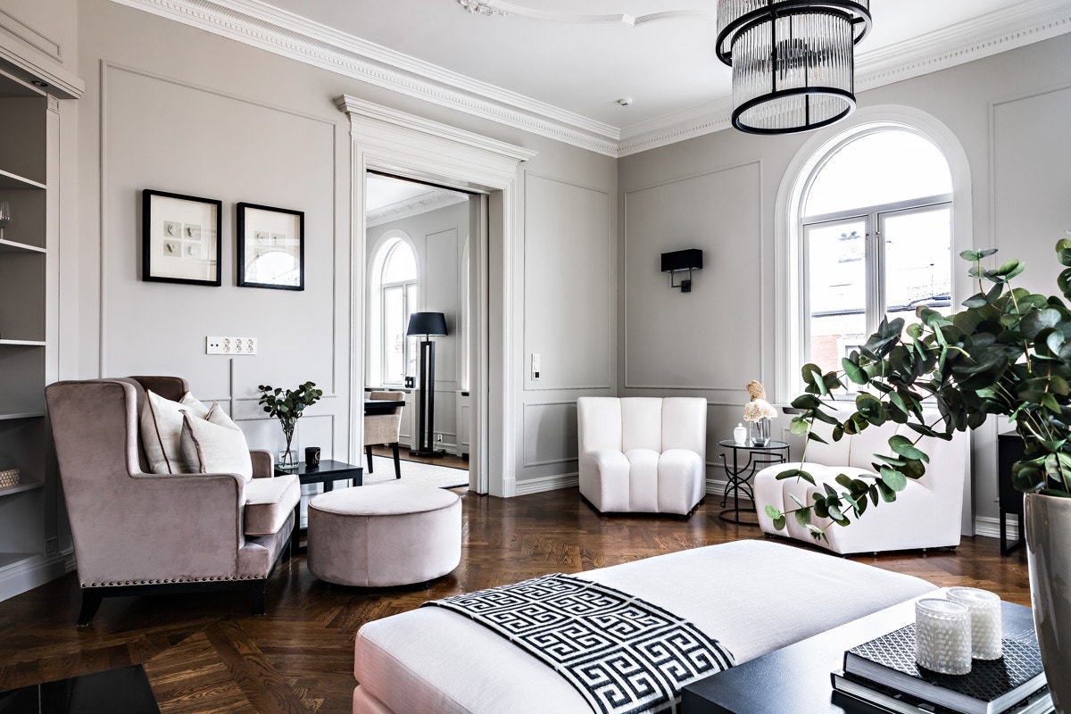 Gjennomtenkte løsninger og flotte detaljer går igjen i rommene, hvor blant annet originale detaljer som stukkatur, rosetter og doble fløydører er bevart. Galleribilde