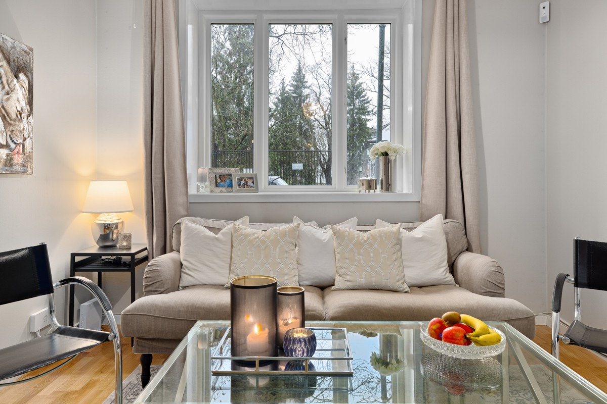 Koselig stue i åpen løsning mot kjøkkenet. God plass til sofagruppe. Store vindusflater gir godt med lysinnslipp. Galleribilde