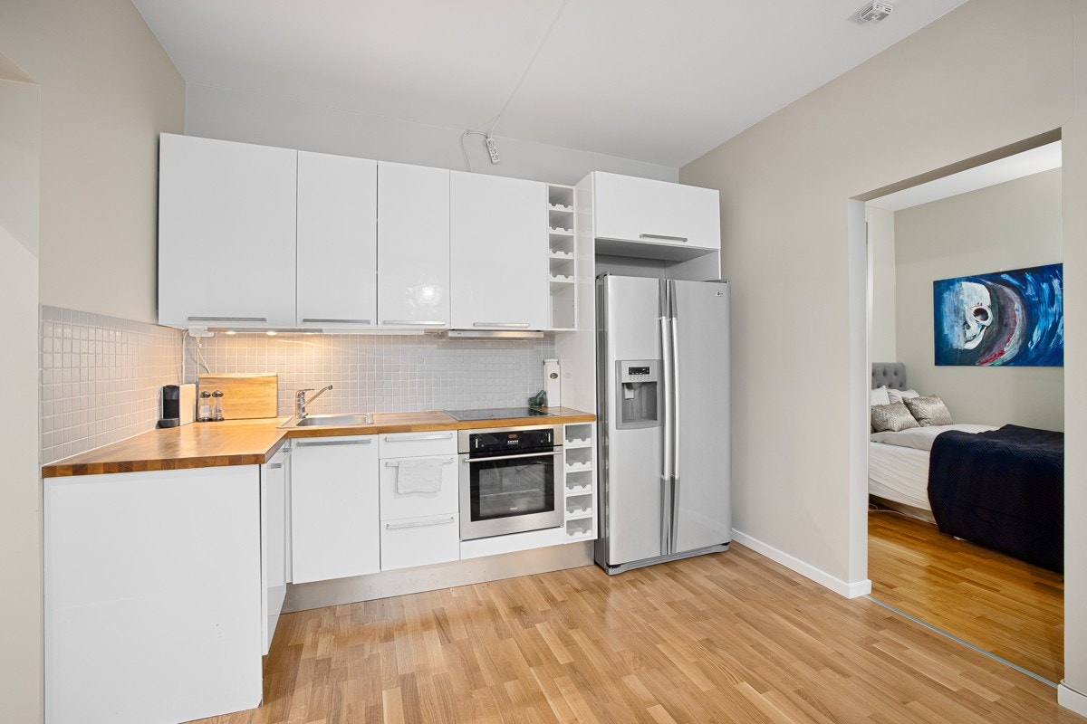 Kjøkkenet er praktisk og har godt med skap- og benkeplass. Galleribilde