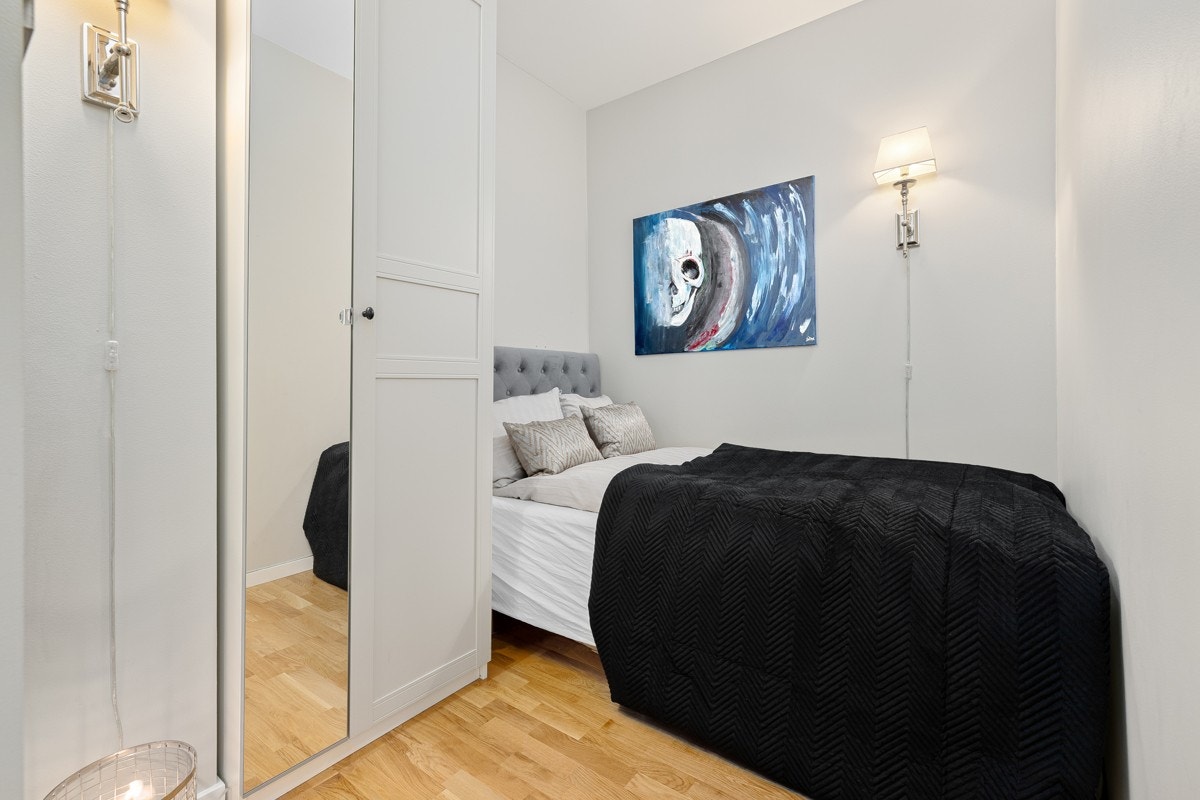 Delvis adskilt alkove med garderobeskap og plass til dobbeltseng. Galleribilde