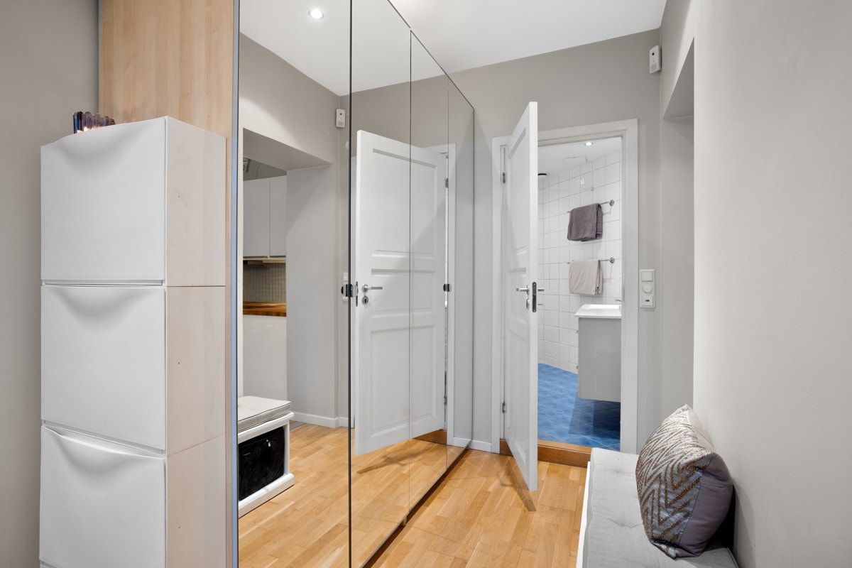 Romslig entre med masse skapplass. Galleribilde