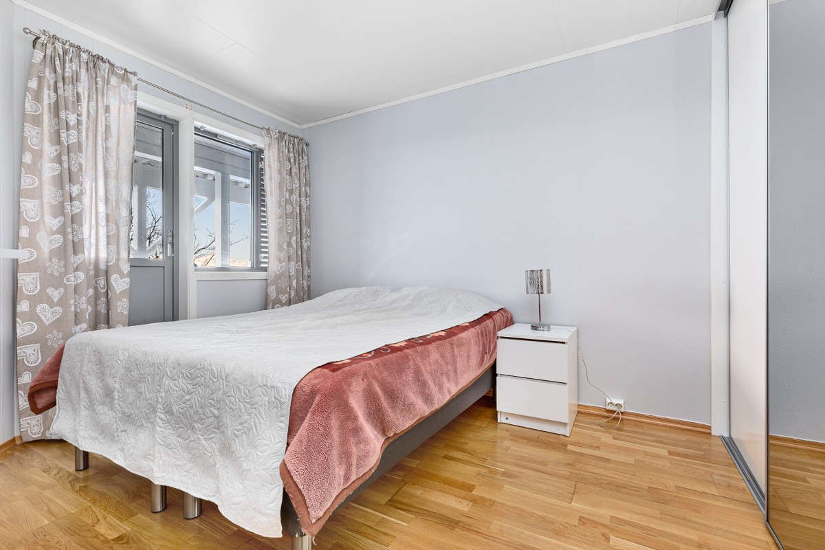 Hovedsoverom med utgang til hage og stor skyvedørsgarderobe