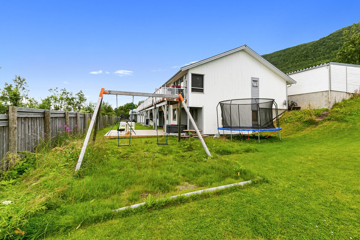 Sommerbilder - Tomten er pent opparbeidet og har felles huskestativ, i tillegg til at det er 2 minutter til en stor lekeplass