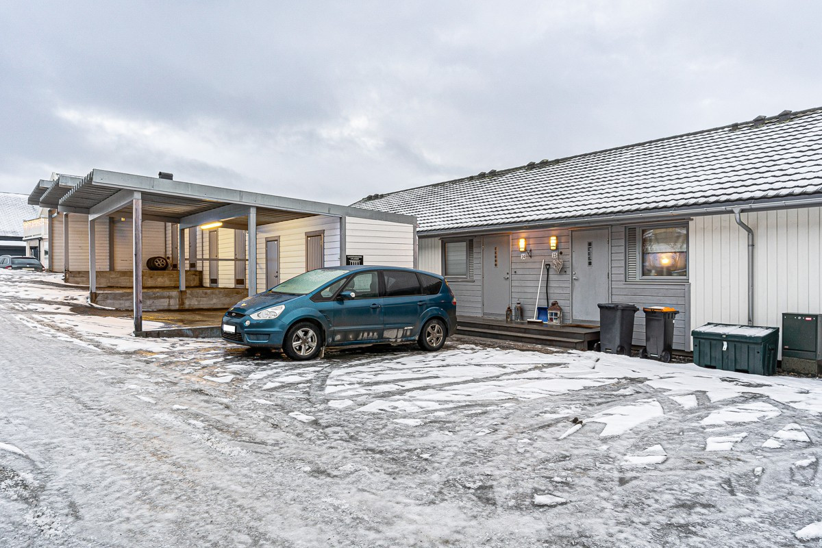 Parkering i carport med sportsbod i bakkant