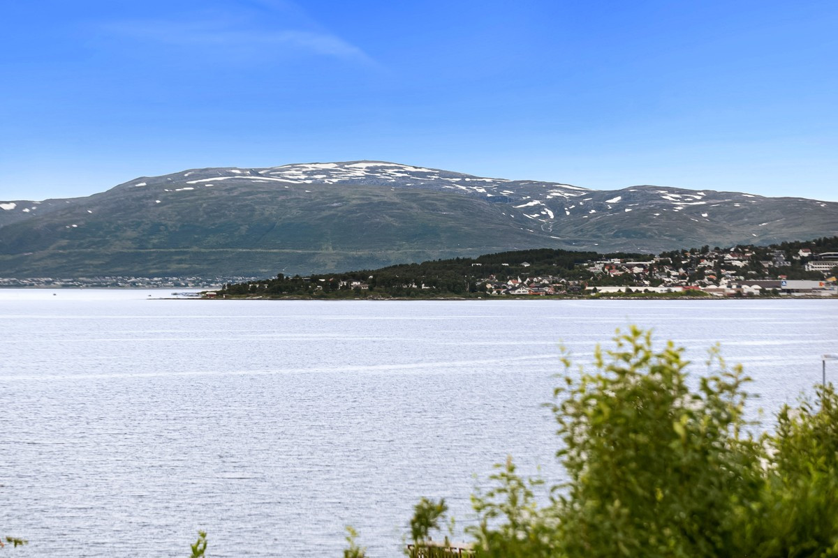 Sommerbilder - Utsikt over sundet mot Tromsøya