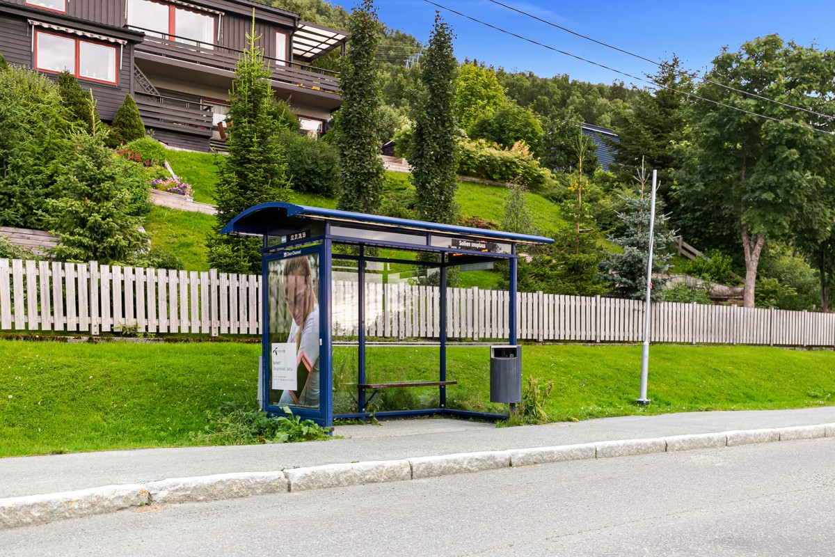 Sommerbilder - Umiddelbar nærhet til buss ved rute 28 som har hyppige avganger til sentrum