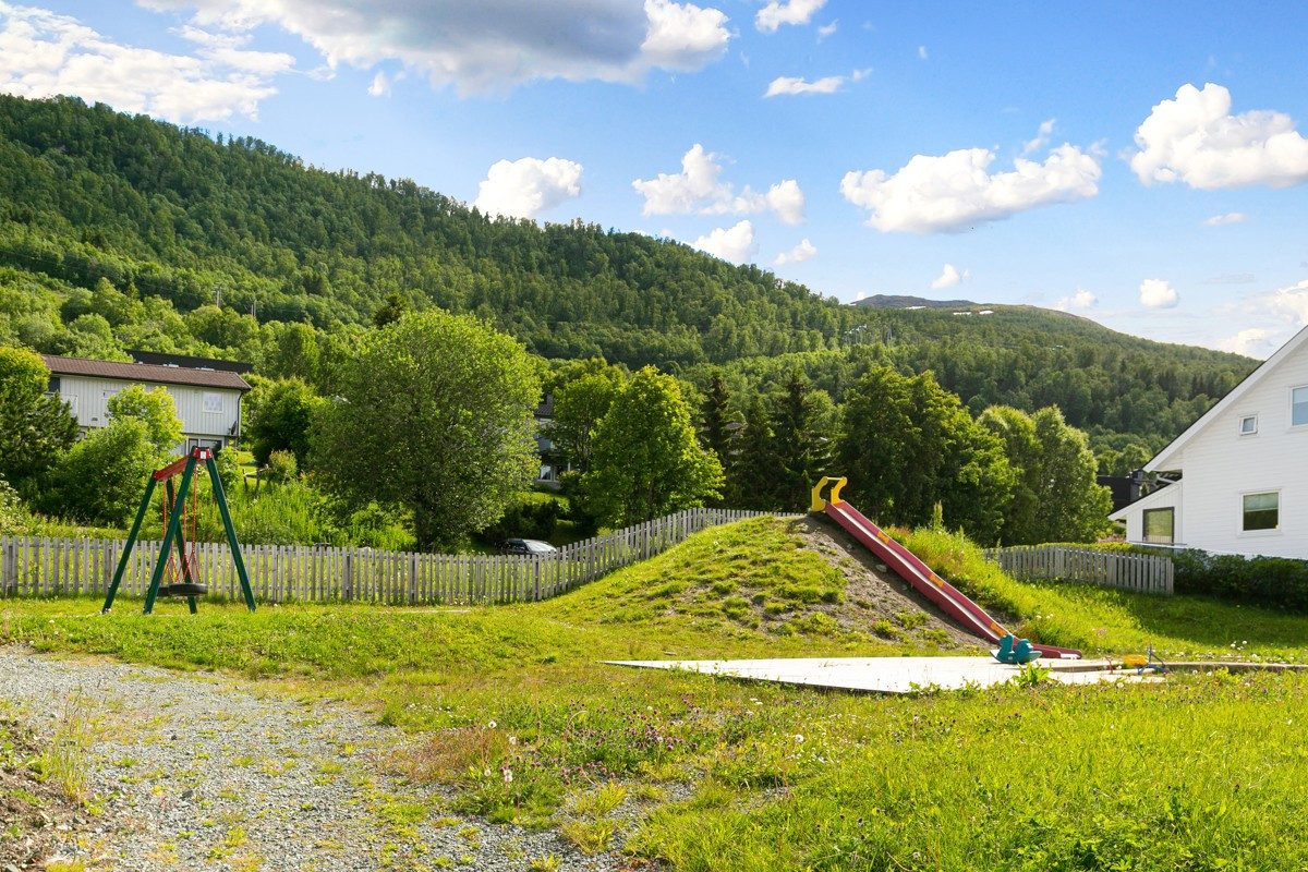 Sommerbilder - Stor lekeplass rett ved boligen