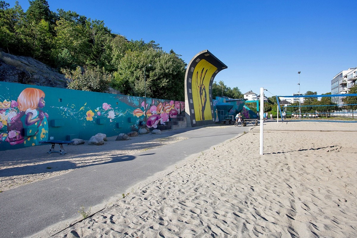 Kort vei til Nybyen - her fra Sandvolleybane og Klatrevegg Galleribilde