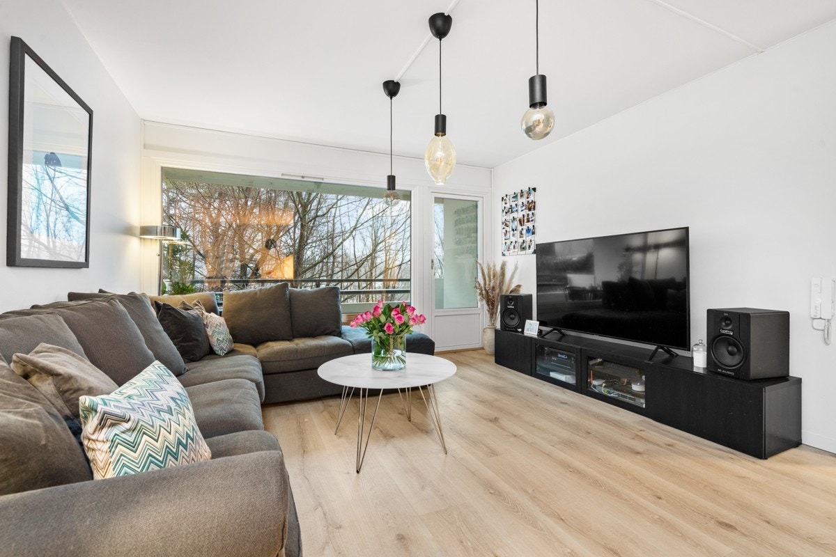 Fra del av stue med utgang til veranda Galleribilde