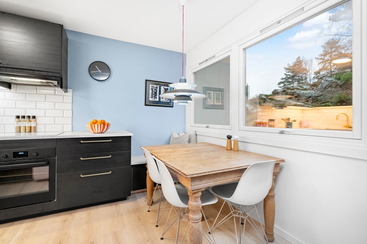 Fra del av kjøkkenet med plass til spisebord Galleribilde