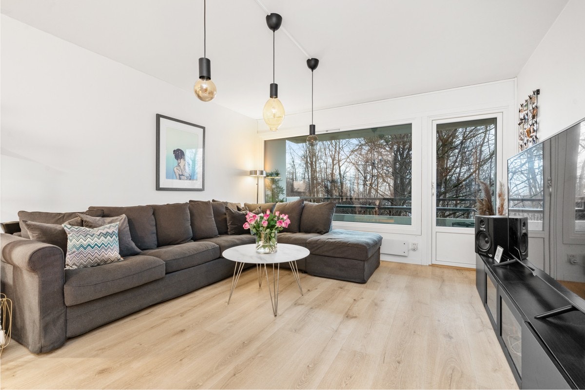 Fra del av stuen med utgang til veranda Galleribilde