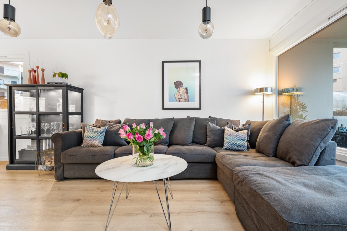 Fra del av stuen - med god plass til stor hjørnesofa Galleribilde