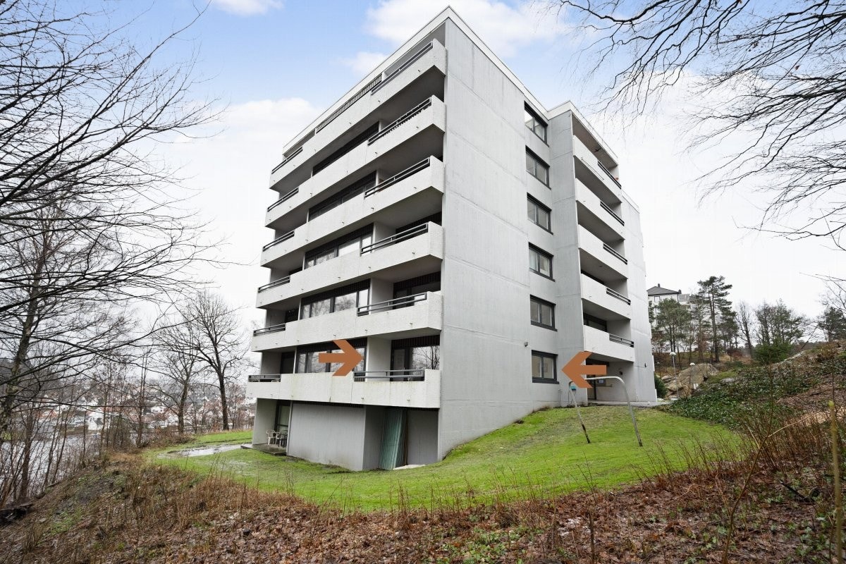 Bilde av blokken med piler mot leiligheten i 1.etg. Galleribilde