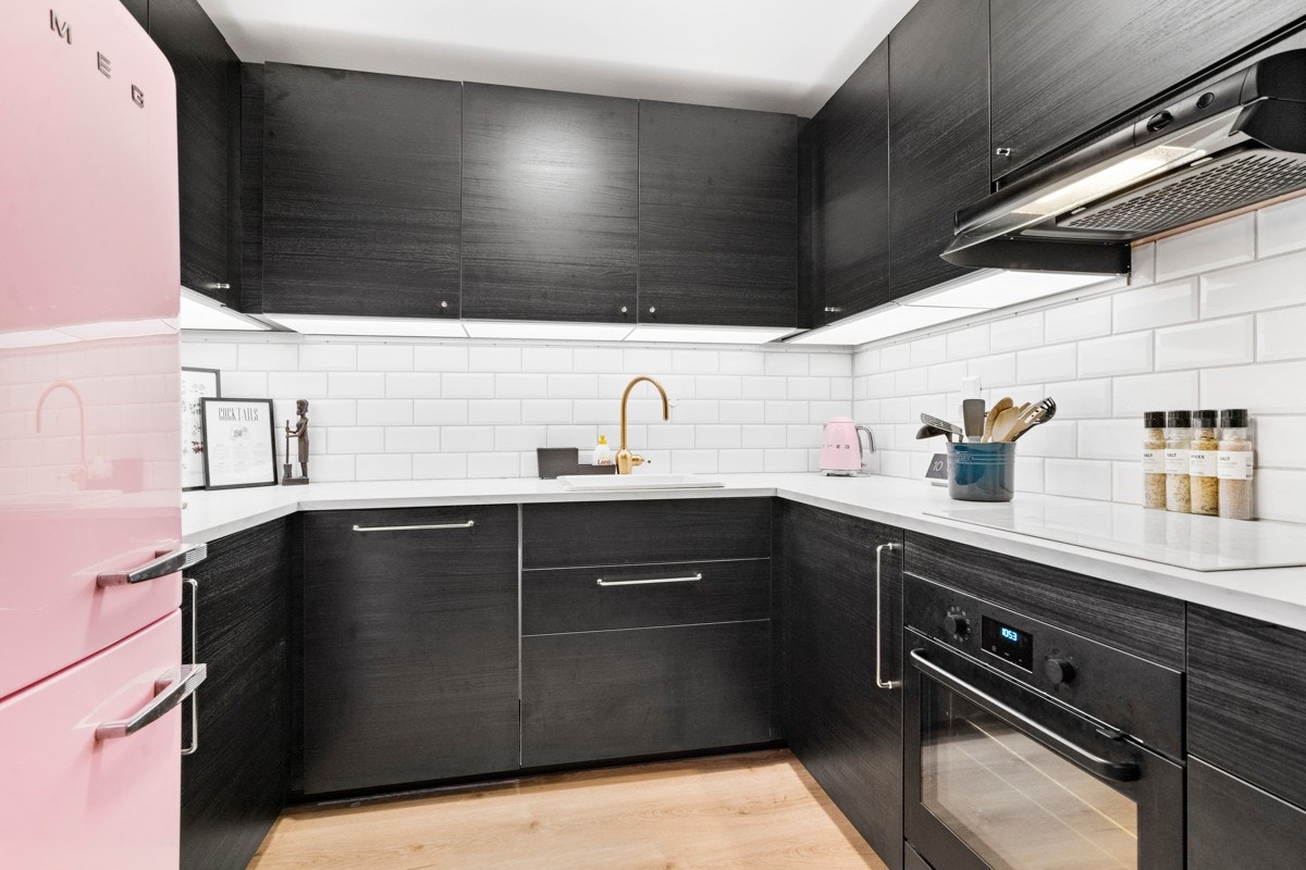 Kjøkken med IKEA-innredning med integrerte hvitevarer Galleribilde
