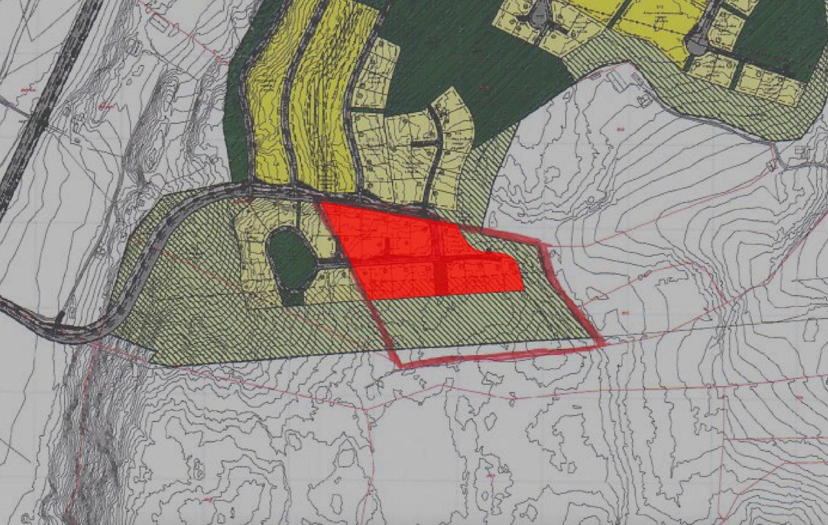 Tomten som er til salgs er merket med rødt filter og har en størrelse på 17,8 dekar med 16 boligtomter for småhusbebyggelse Galleribilde