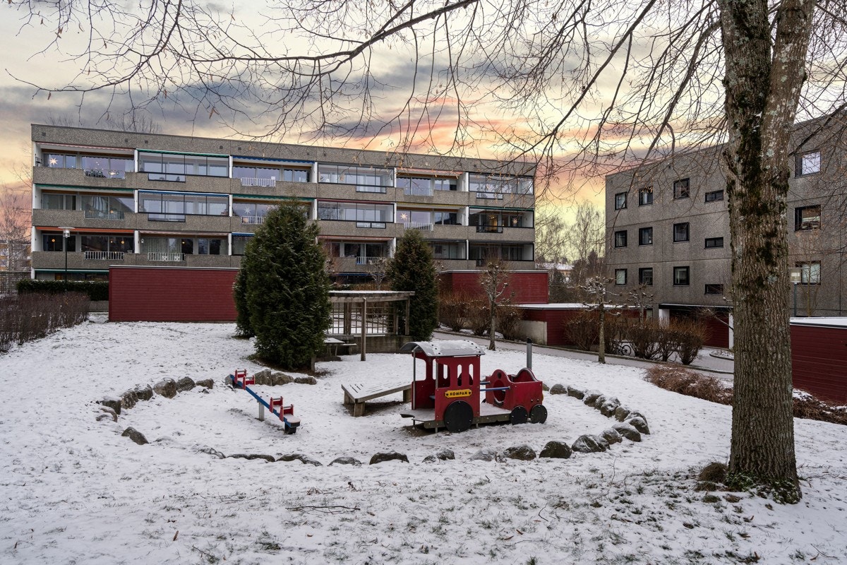 Borettslaget har pent opparbeidede fellesarealer med lekeplasser, felles grillplass, flotte gressplener, bærbusker, frukttrær, bordtennisbord m.m. Galleribilde