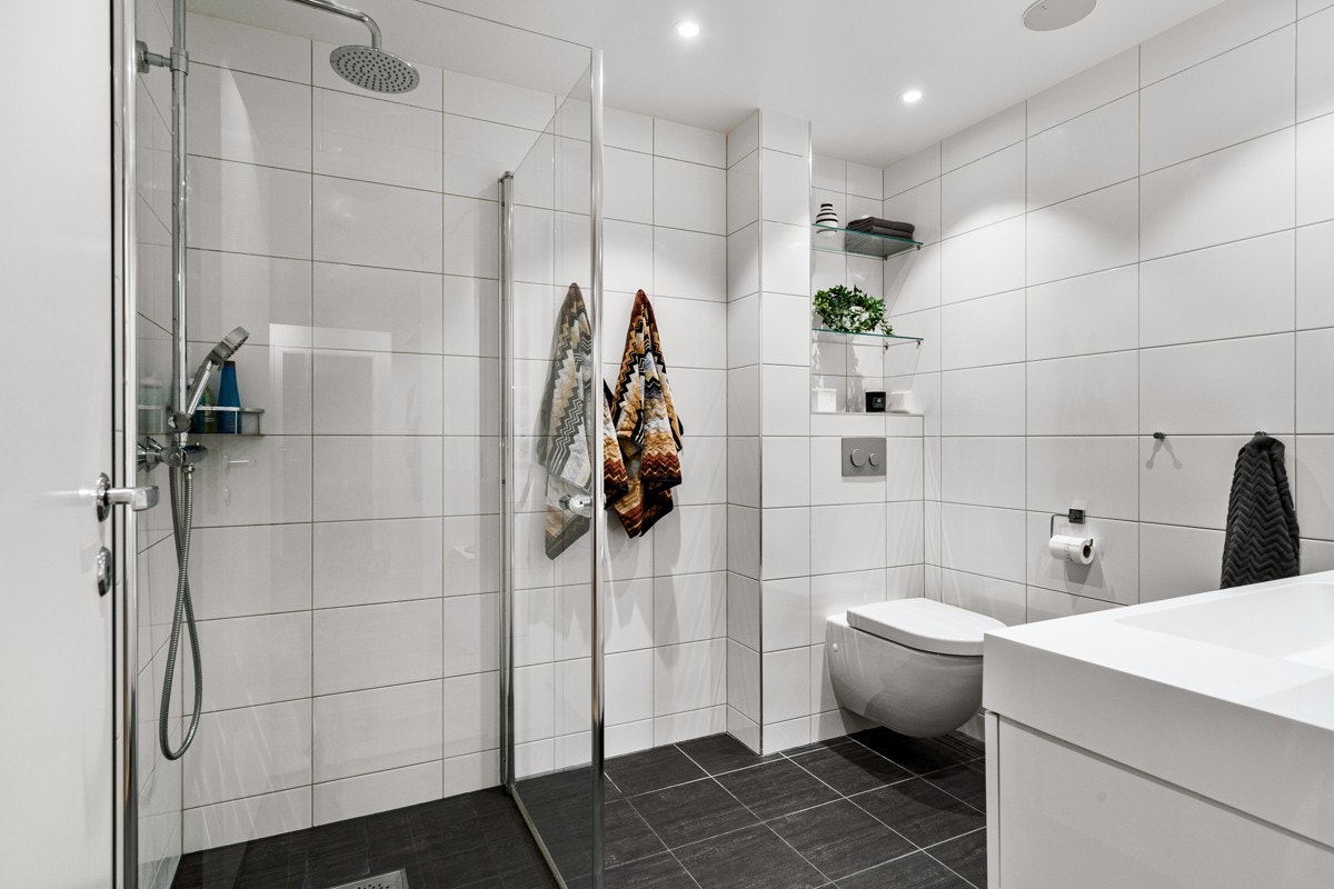 Lekkert bad som ble pusset opp i 2016 - det foreligger våtromsdokumentasjon fra Godt Bygg AS. Galleribilde