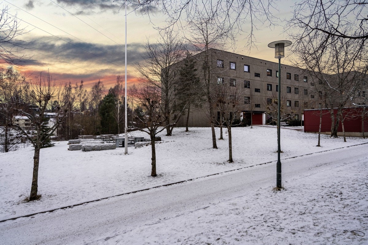 Parkeringsplass i felles garasjeanlegg ca. 100 meter fra boligen medfølger. Galleribilde
