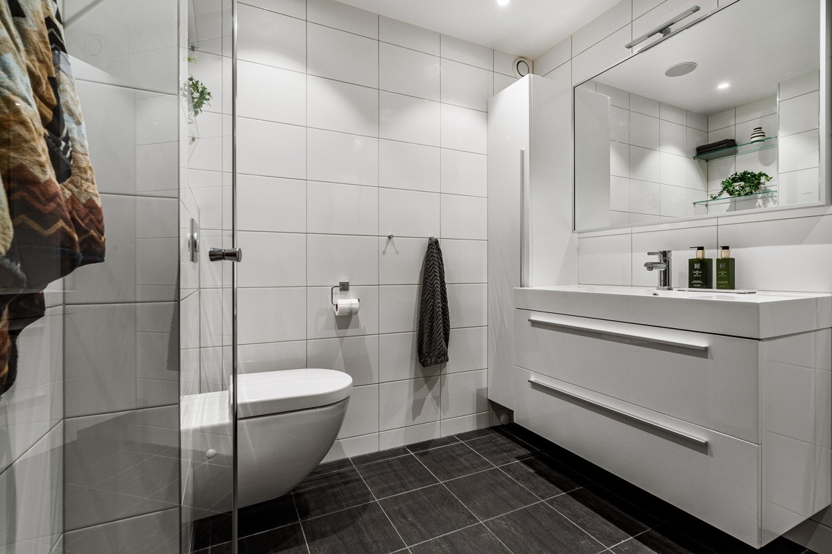 Himlingen er nedsenket med downlights og integrert høyttalersystem. Badet har forøvrig lys og flott innredning. Galleribilde